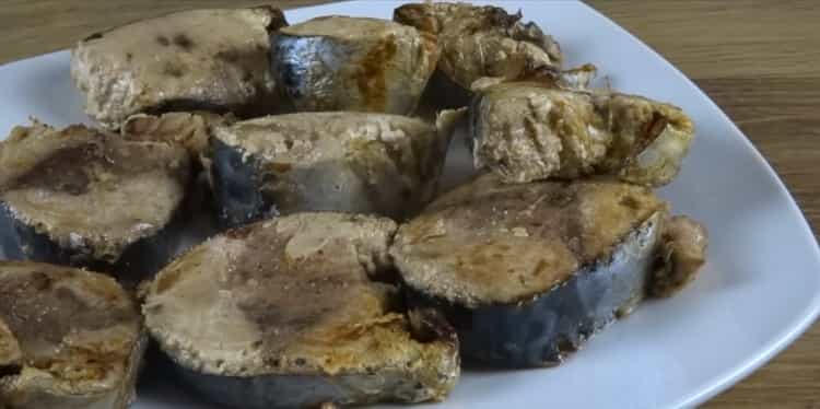 Pour faire cuire du poisson et des pommes de terre au four, déposez le poisson sur une assiette