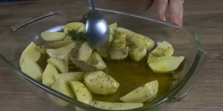 Pour faire cuire du poisson et des pommes de terre au four, ajoutez de l'huile