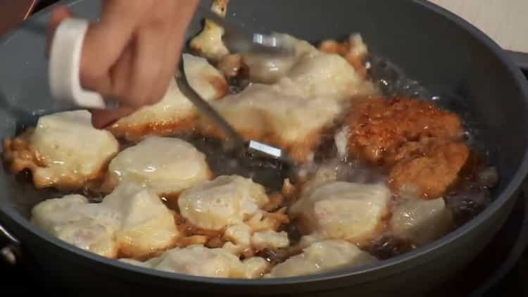 Para cocinar pescado con arroz, freír el pescado.