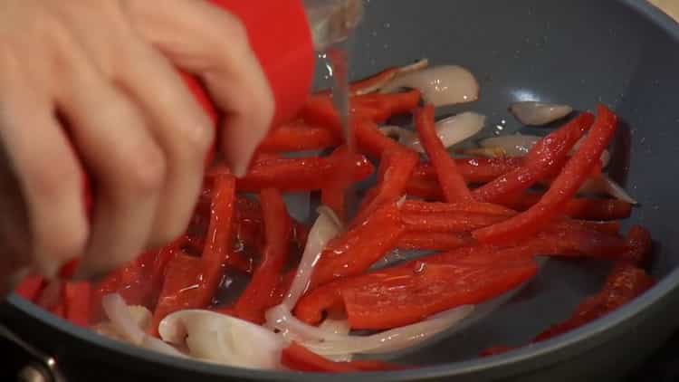 Para cocinar pescado con arroz, freír verduras