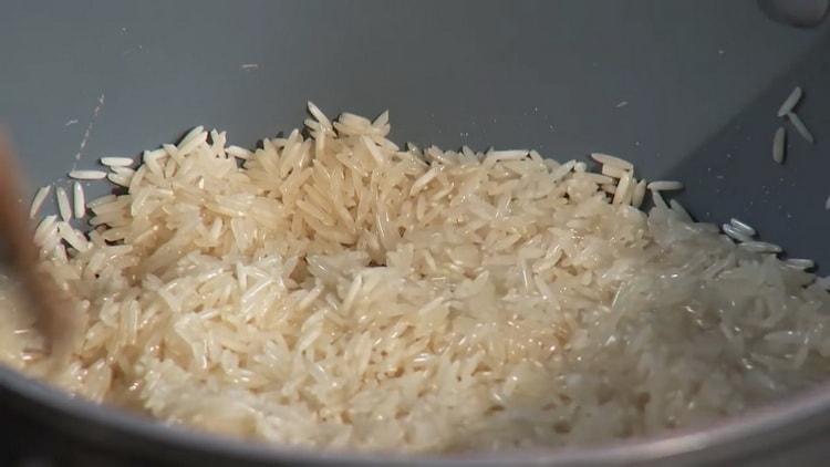 Za kuhanje ribe s rižom, pržite sastojke