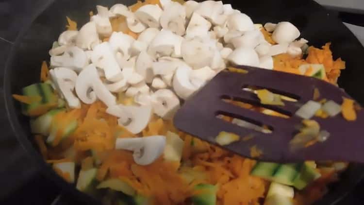 Pour faire cuire du poisson avec du riz au four, couper les champignons