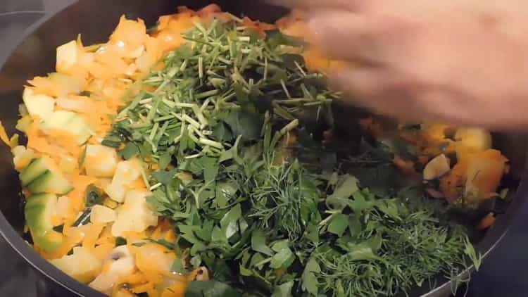 Za kuhanje ribe s rižom u pećnici, izrežite zelje