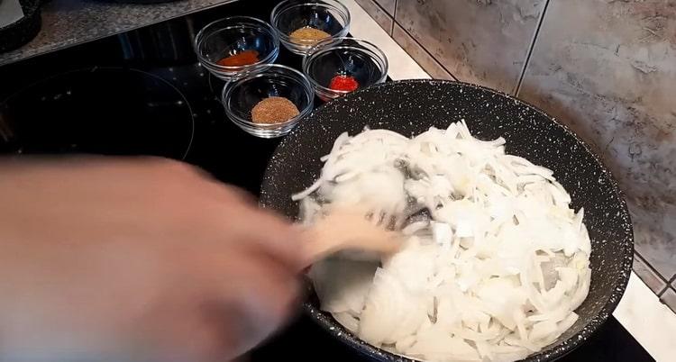 Según la receta para cocinar pescado jeje, freír las cebollas