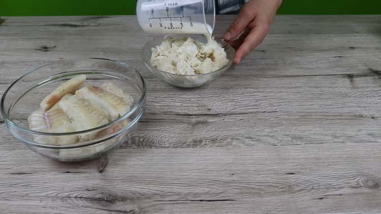 Para preparar pasteles de bacalao de acuerdo con una receta simple, prepare todos los ingredientes