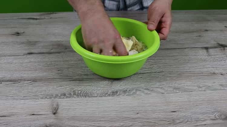 Para preparar pasteles de bacalao de acuerdo con una receta simple, prepare la carne picada