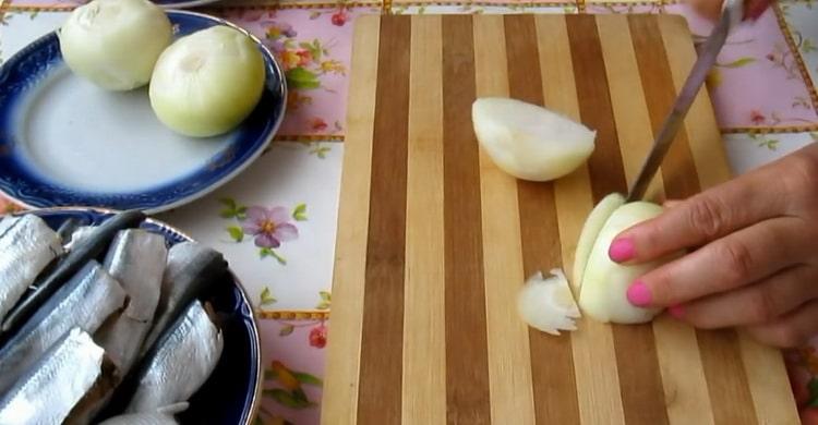 Da biste napravili haringu prema jednostavnom receptu, nasjeckajte luk