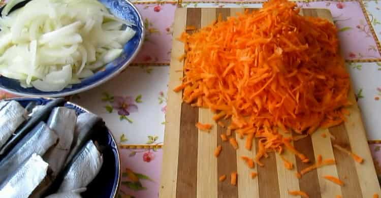 Da biste napravili haringu po jednostavnom receptu, naribajte mrkvu
