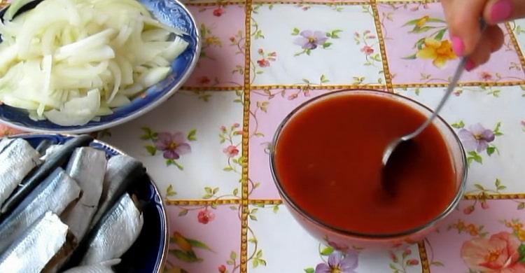 Da biste napravili haringu po jednostavnom receptu, napravite pastu od rajčice
