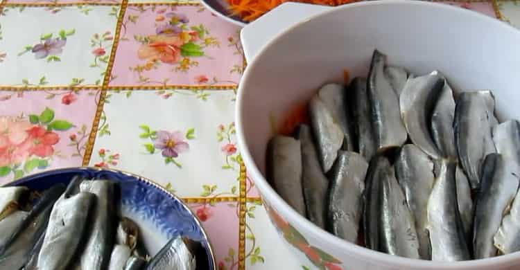 Da biste pripremili haringu prema jednostavnom receptu, stavite ribu