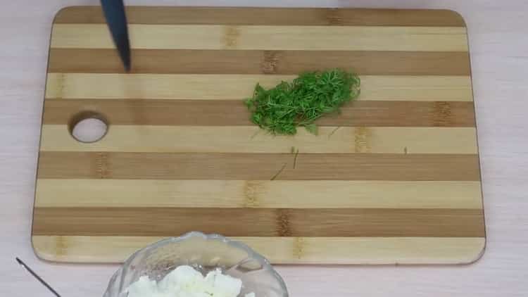 Da biste napravili salatu s avokadom i lososom, nasjeckajte zelje