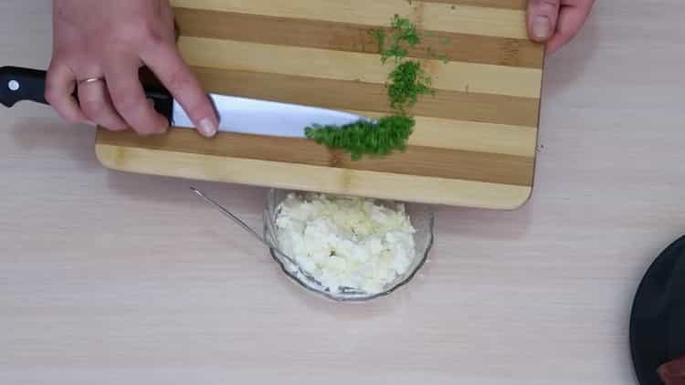 Da biste pripremili salatu s avokadom i lososom, pomiješajte zelje sa sirom