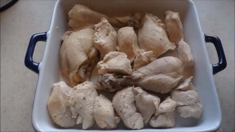 Cuire le poulet satsivi en géorgien, faire bouillir la viande