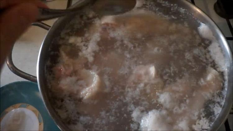 Pour faire du poulet satsivi en géorgien, faites bouillir le bouillon