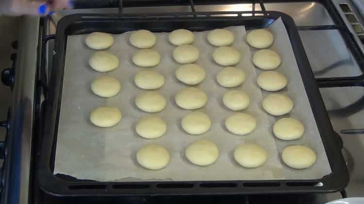 Pour faire des biscuits au beurre, préchauffez le four