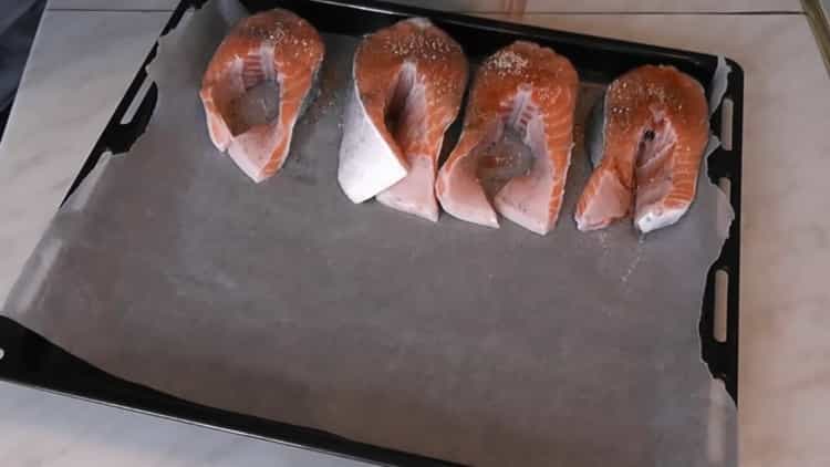 Za kuhanje lososa s krumpirom u pećnici pripremite začine