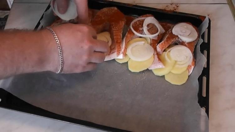 Za kuhanje lososa s krumpirom u pećnici nasjeckajte luk