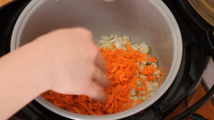 Da biste skuhali skušu u sporom kuhaču, pržite povrće
