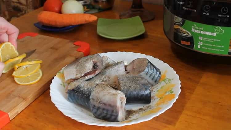 Para cocinar la caballa en una olla de cocción lenta, salar el pescado.