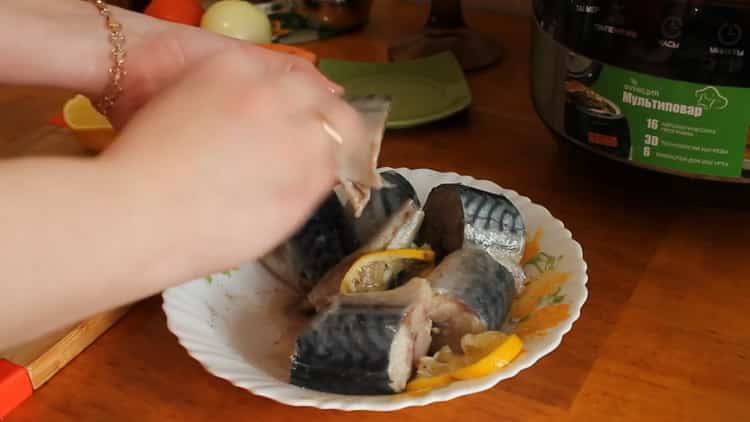 Para cocinar la caballa en una olla de cocción lenta, agregue especias