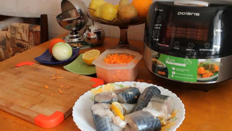 To cook mackerel in a slow cooker, grate carrots