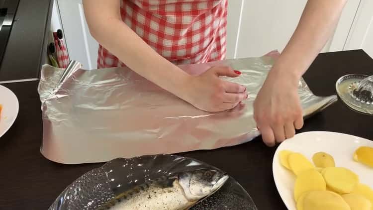 To make mackerel in foil, prepare the foil