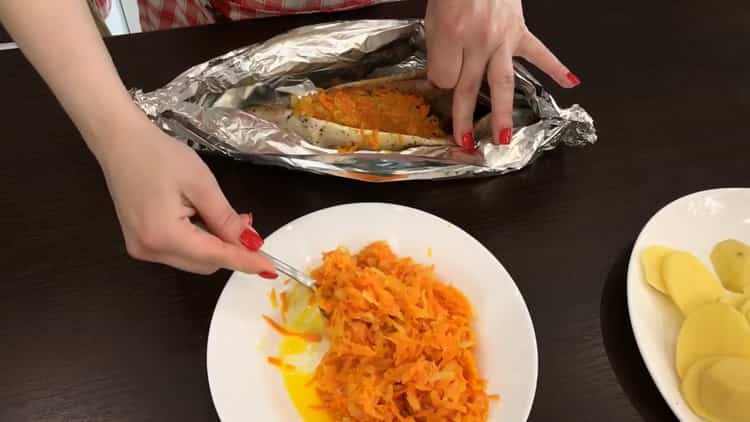Para preparar la caballa en papel de aluminio, coloque las verduras sobre el pescado.