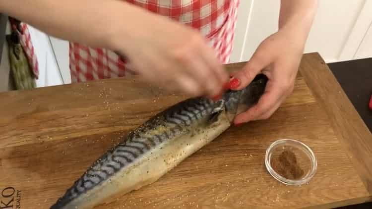 To cook mackerel in foil, grease the fish with spices