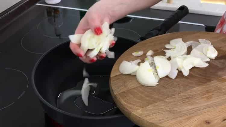 Para cocinar caballa en papel de aluminio, freír las cebollas.