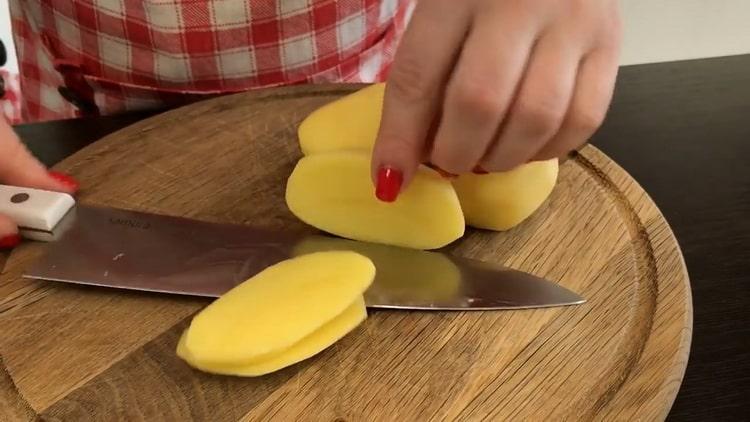Pour cuire le maquereau dans du papier d'aluminium, hachez les pommes de terre