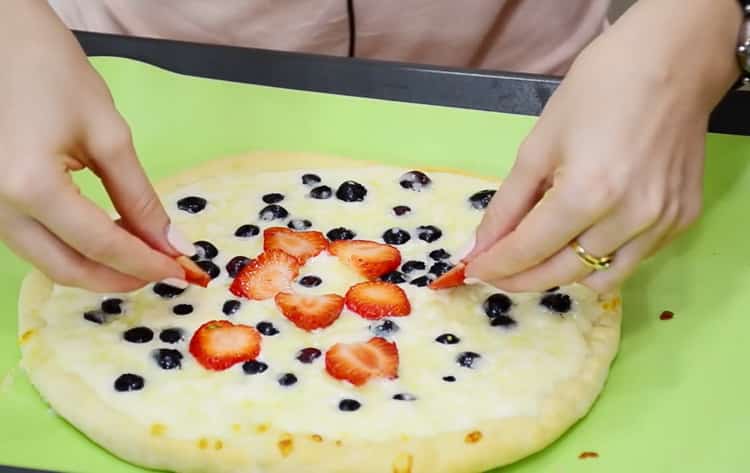 How to learn to cook sweet pizza