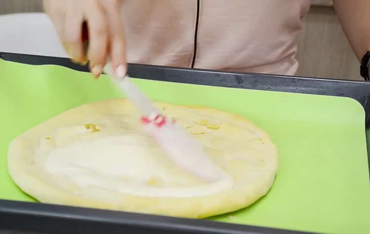 Pour une pizza sucrée, crémer le gâteau