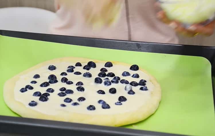 To make sweet pizza, lay the berries