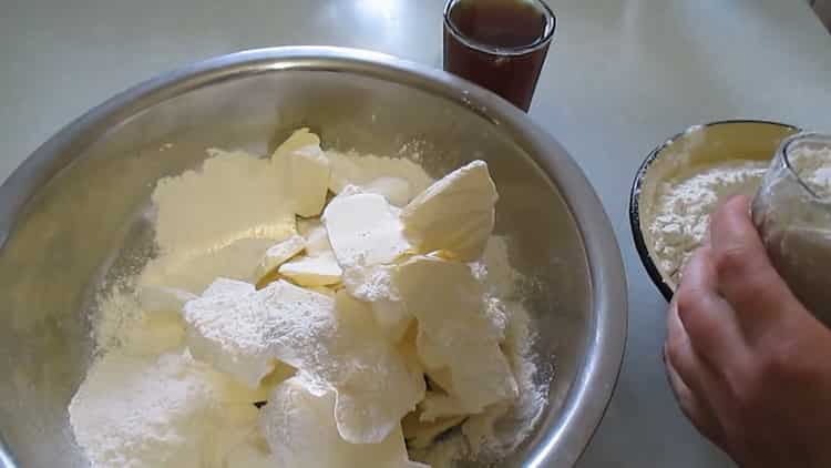 Pour faire de la pâte feuilletée. mélanger le beurre avec la farine