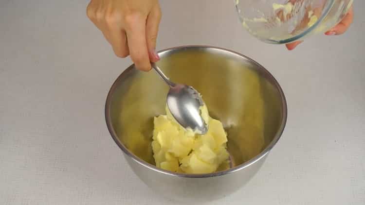 Pour faire un gâteau soufflé, battez le beurre pour la crème