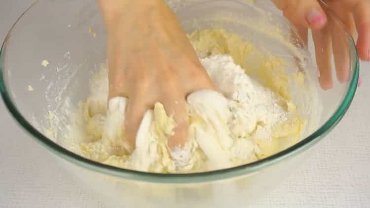 Da biste napravili lisnatu tortu, pomiješajte sastojke za tijesto.