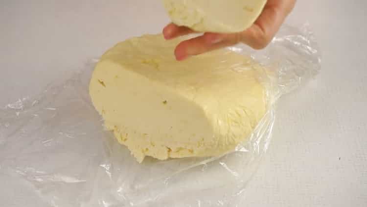 Pour préparer un gâteau soufflé, coupez la pâte en portions