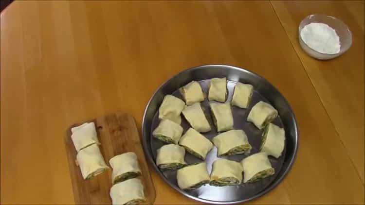 To make puff khinkali, cut the dough