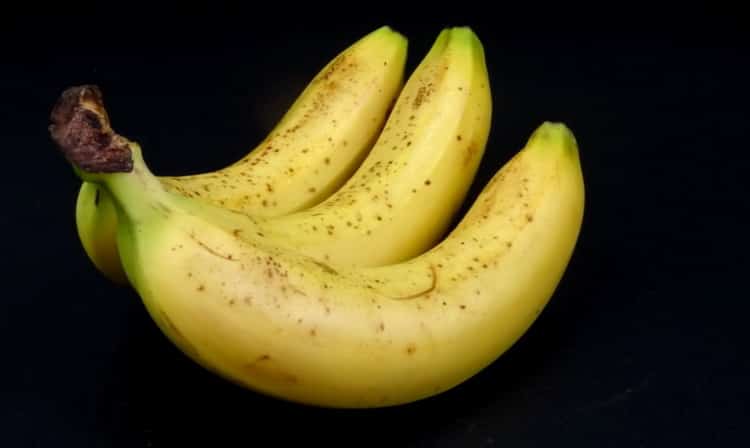 Para hacer un licuado de plátano, pele los ingredientes.