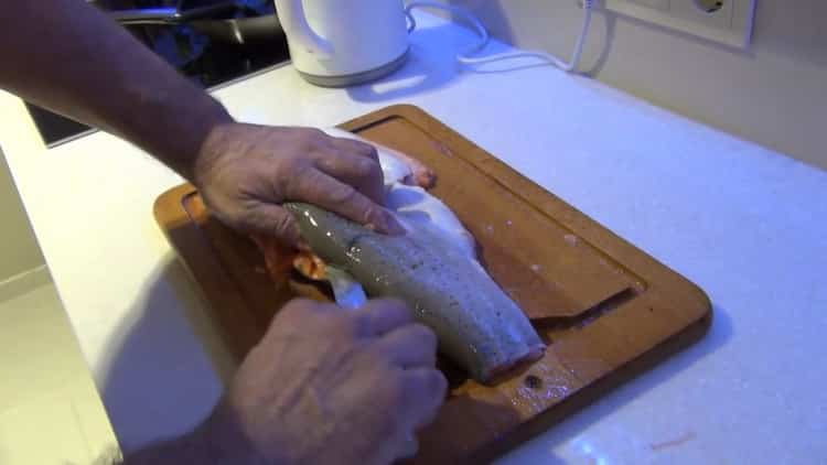 Da biste pripremili slanu ribu, grill ribu