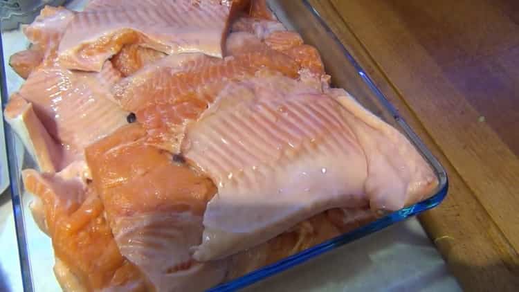 Pour préparer du poisson salé, coupez le poisson