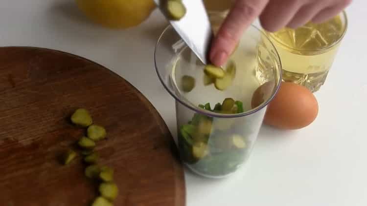 Para hacer salsa de pescado, picar todos los ingredientes.