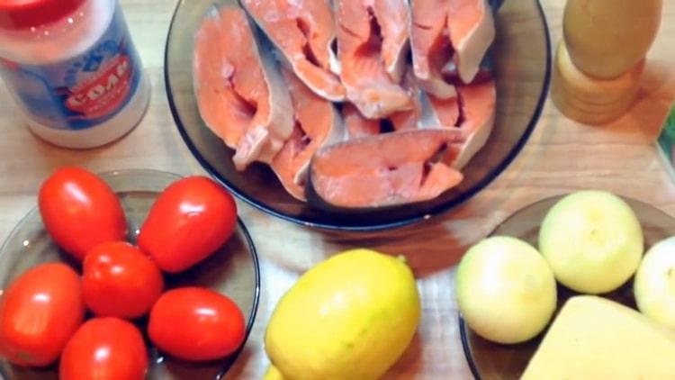 Para hacer filetes de salmón rosado, prepare los ingredientes.