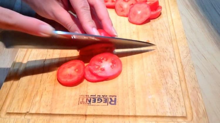 To make pink salmon steaks, chop the tomatoes