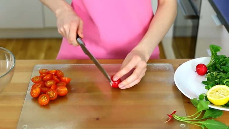 Pour faire cuire une raie de saumon au four, hachez une tomate