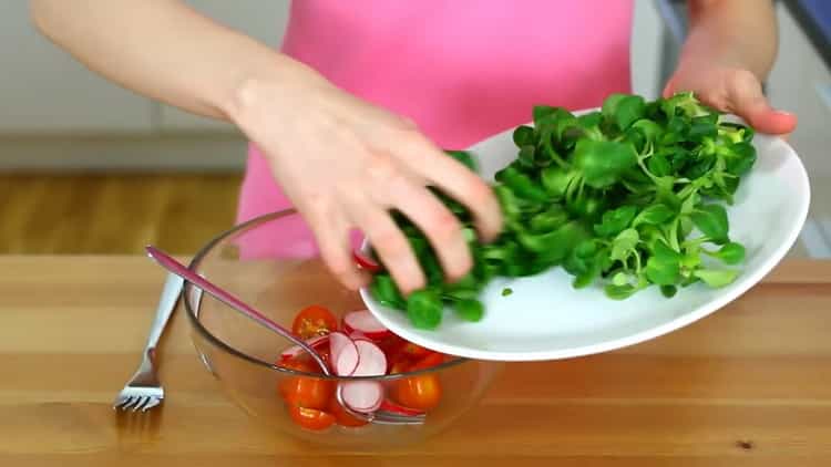 Para hacer que un salmón patine en el horno, prepara una ensalada