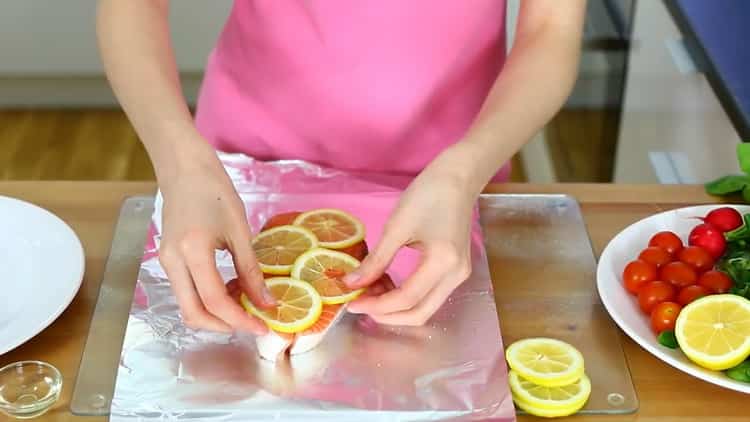 Para preparar un patín de salmón en el horno, ponga el limón sobre el filete.