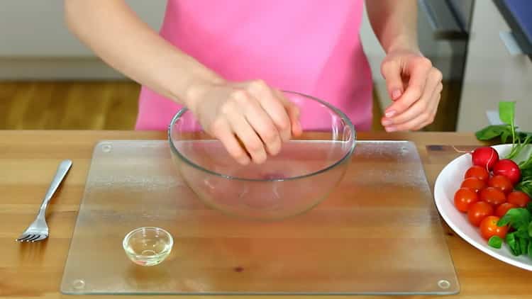 To prepare a salmon skate in the oven, pour juice into a dish