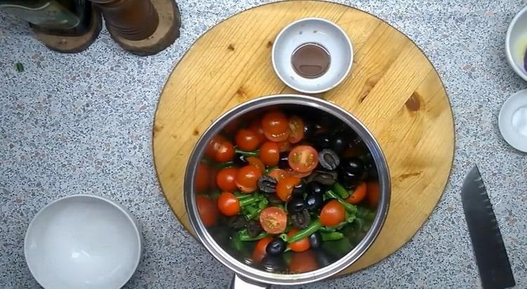 La recepta d’esterlet amb patates i un plat lateral de mongetes de corda, tomàquets i olives