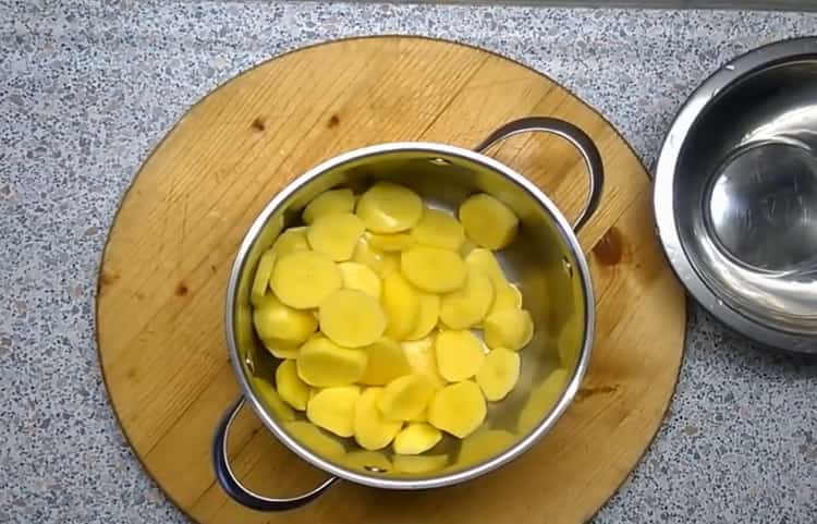 To prepare the sterlet, cut the potatoes